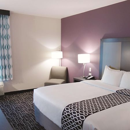 La Quinta By Wyndham Pampa Hotel Exterior photo
