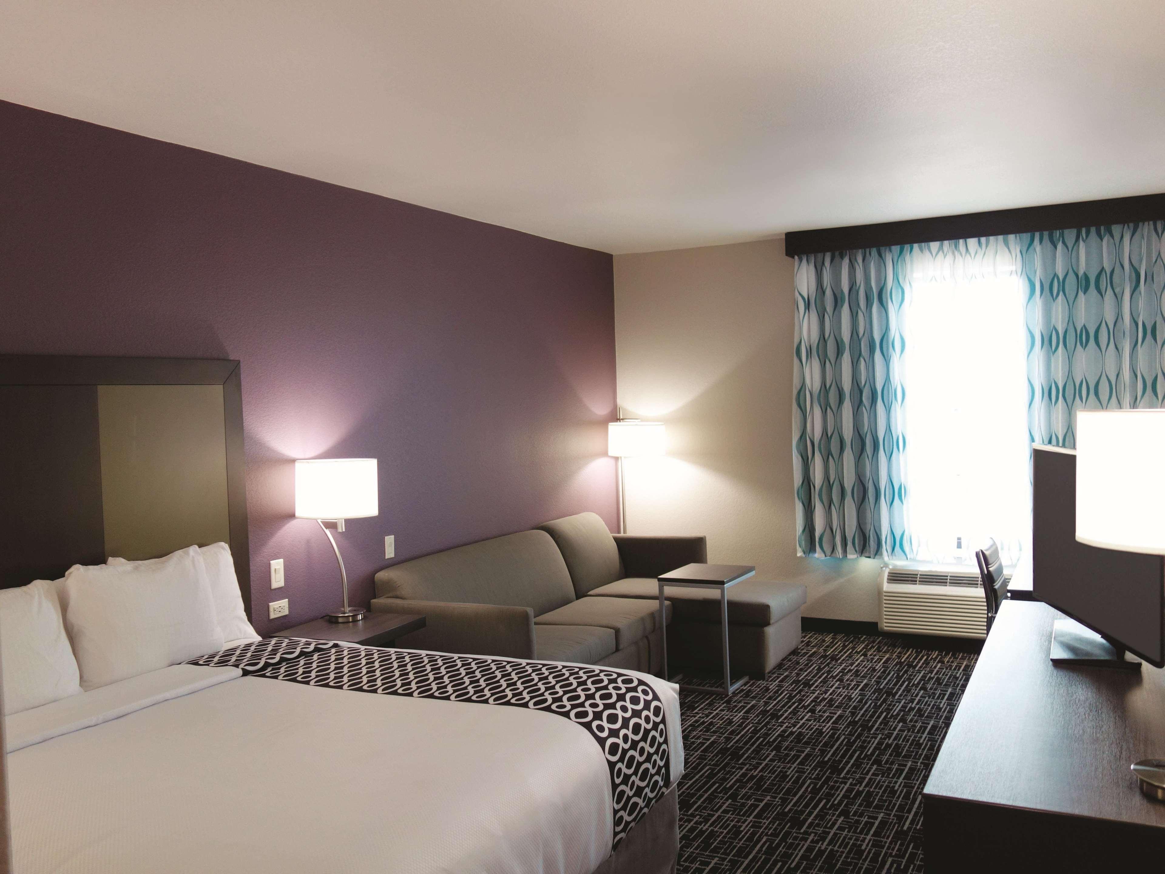 La Quinta By Wyndham Pampa Hotel Exterior photo
