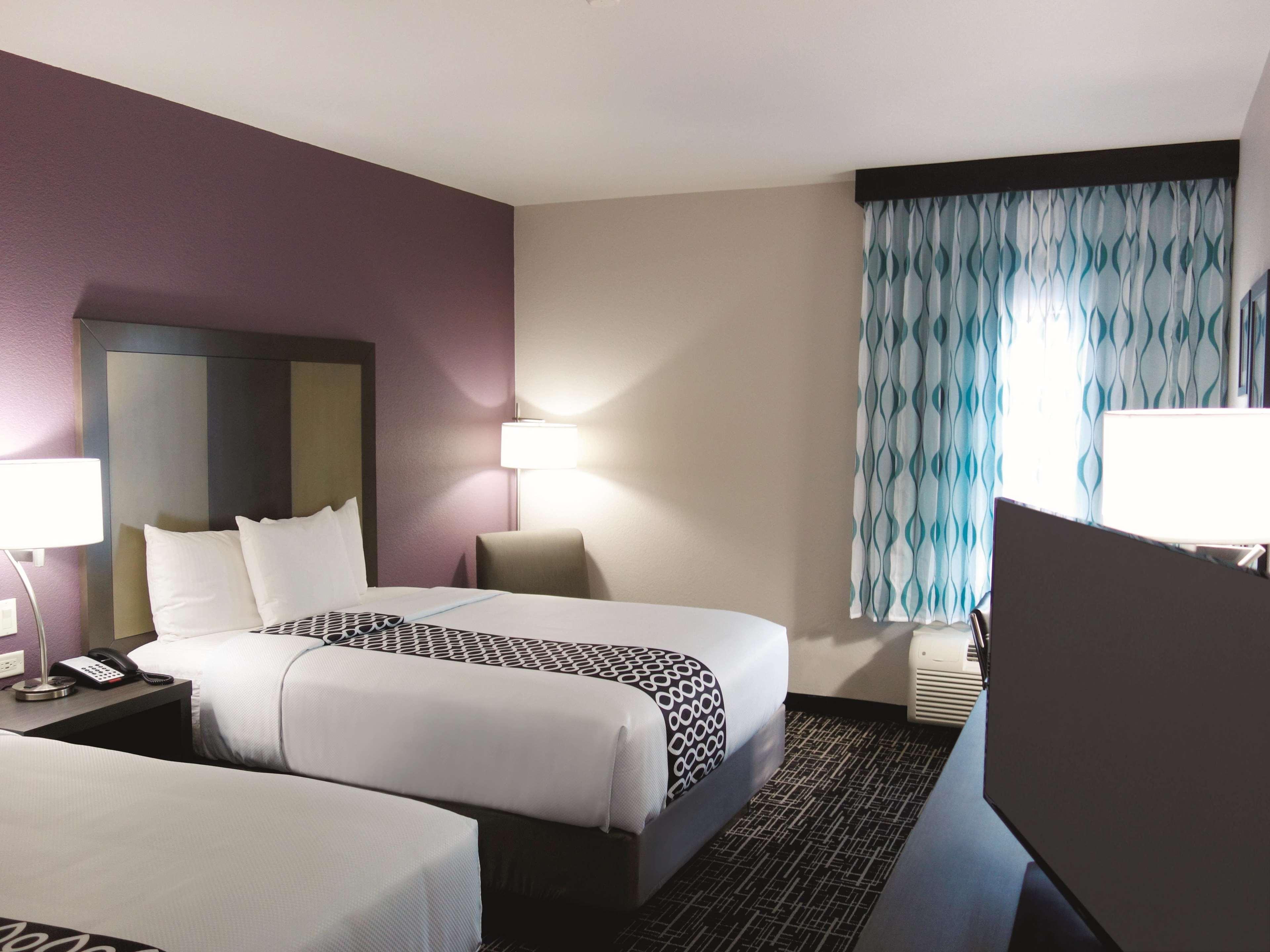 La Quinta By Wyndham Pampa Hotel Exterior photo