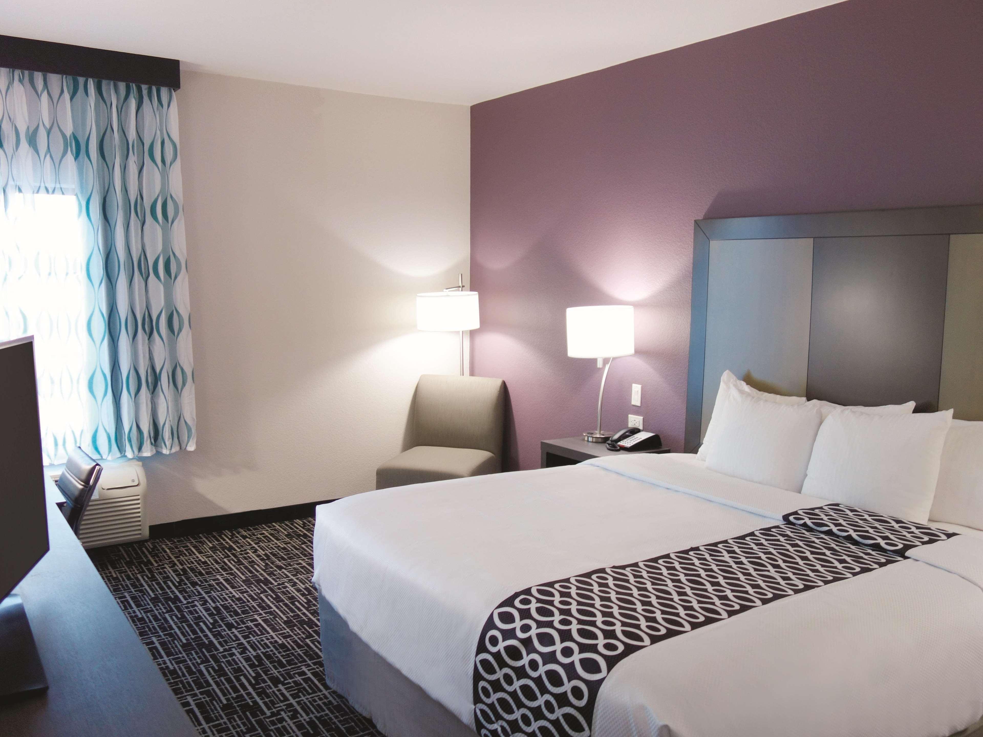 La Quinta By Wyndham Pampa Hotel Exterior photo