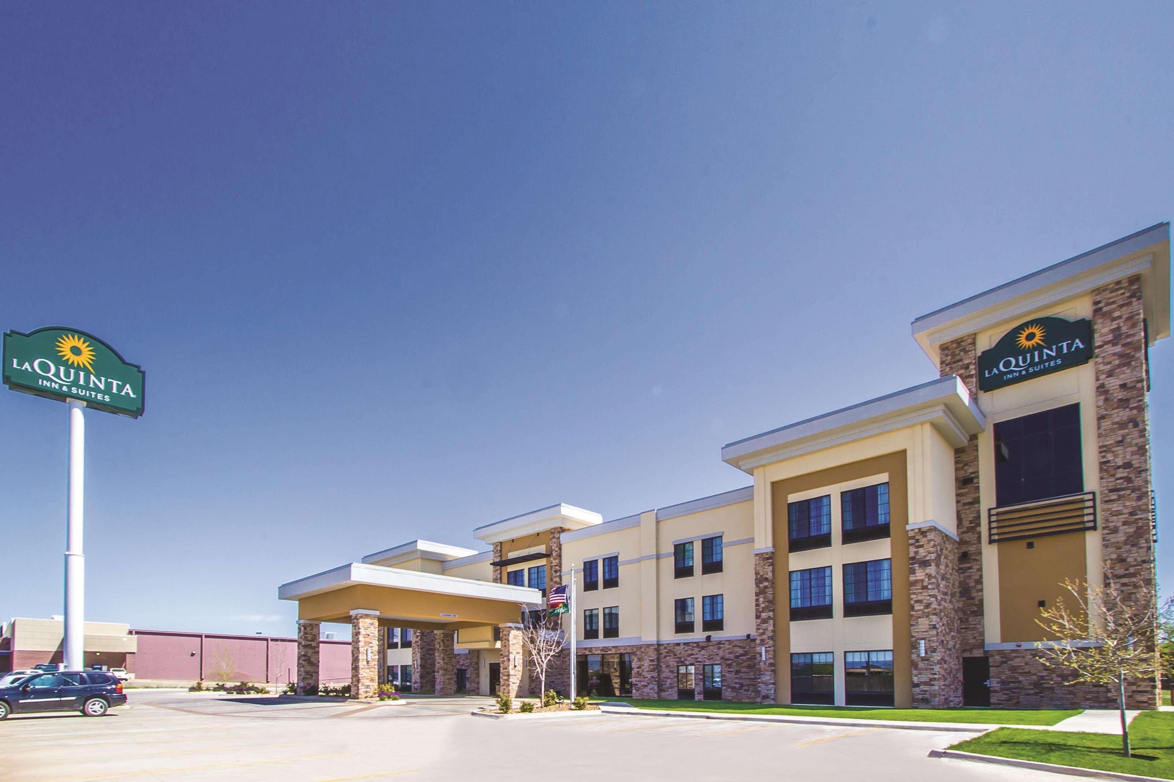 La Quinta By Wyndham Pampa Hotel Exterior photo