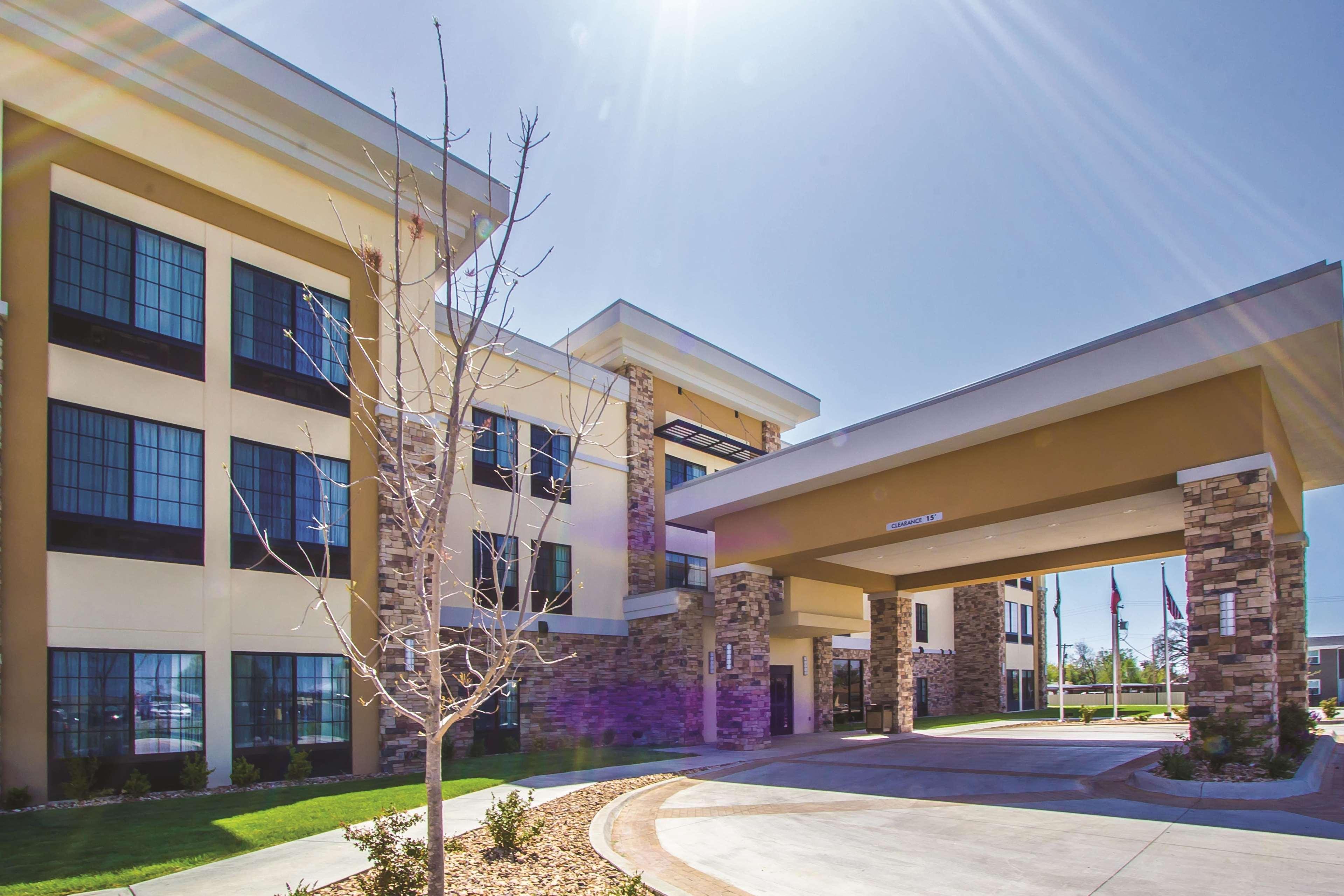 La Quinta By Wyndham Pampa Hotel Exterior photo