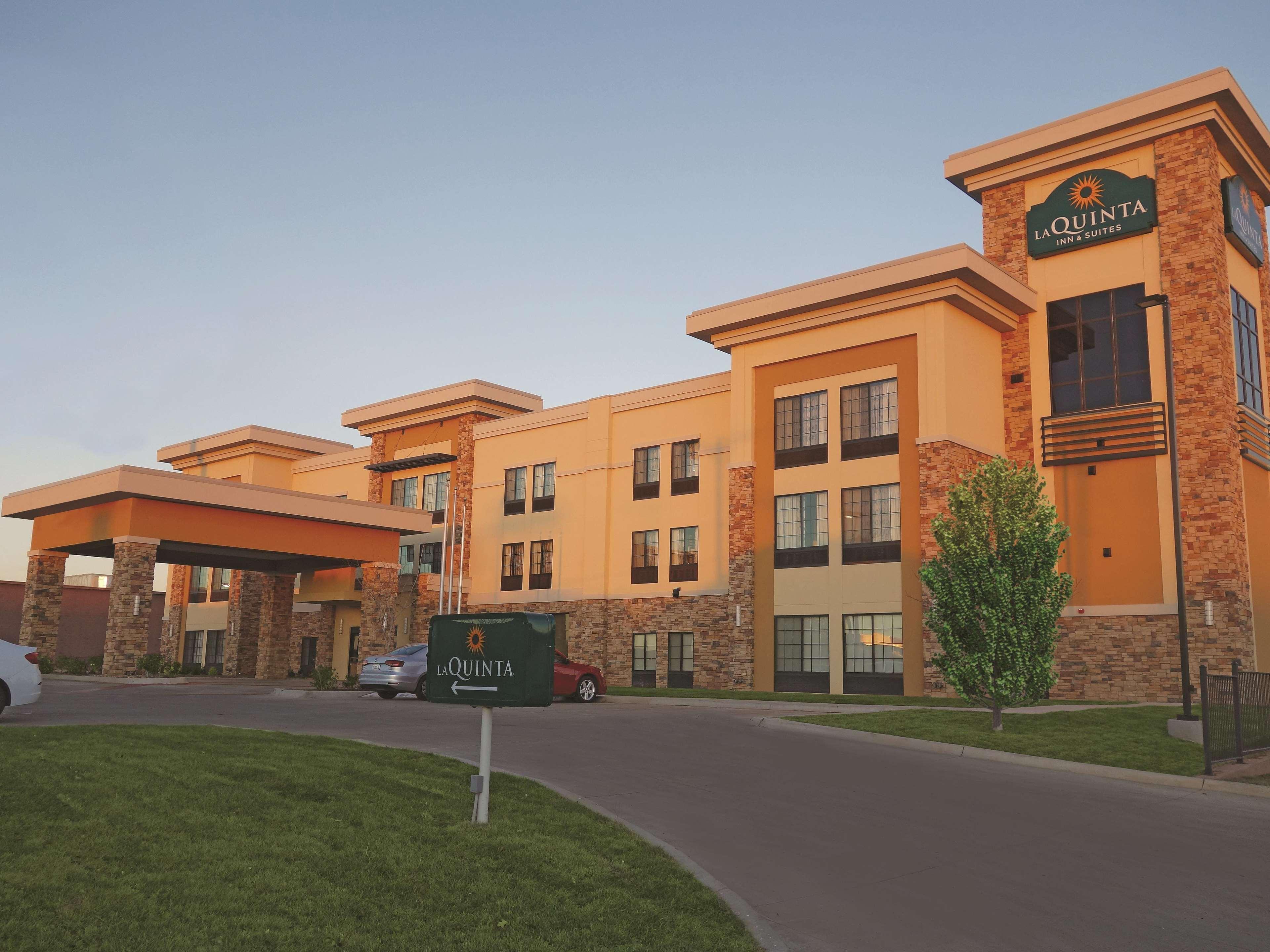 La Quinta By Wyndham Pampa Hotel Exterior photo